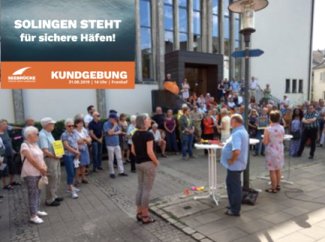 Menschen auf dem Rathausvorplatz border=